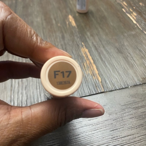 Revolution Fast Base Stick Foundation F17 
New factory sealed - Picture 4 of 5